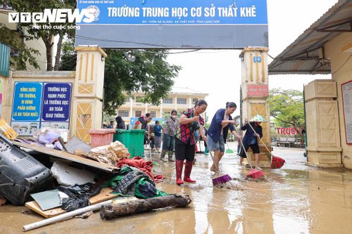 Ông Chu Tuấn Doanh, Chủ tịch UBND xã Thất Khê, cho biết hoàn lưu bão số 4 gây thiệt hại nặng trên địa bàn, làm ngập khoảng 1.250 hộ dân và ảnh hưởng khoảng 300 ha đất lúa. Tổng thiệt hại ước tính khoảng 21 tỷ đồng. Ngay khi nước bắt đầu rút, cấp ủy, chính quyền xã Thất Khê khẩn trương triển khai các phương án khắc phục hậu quả, hỗ trợ người dân vệ sinh môi trường, khôi phục nhà cửa và ổn định đời sống.