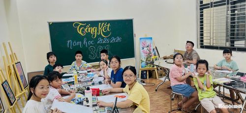Lớp học vẽ trong dịp hè tại Trung tâm Văn hóa, Thông tin và Thể thao phường Phú Thượng. Ảnh: Diên Vĩ