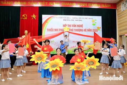 Hội thi văn nghệ, múa hát tập thể của 16 tổ dân phố trên địa bàn phường Phú Thượng. Ảnh: Cao Kỳ