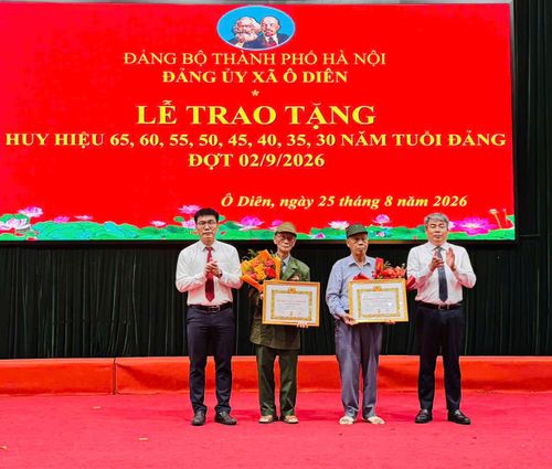 Lãnh đạo xã Ô Diên trao Huy hiệu Đảng tặng các đảng viên. Ảnh: Đỗ Duẩn