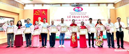 Bí thư Đảng ủy, Chủ tịch HĐND xã Đại Thanh Đặng Đức Quỳnh trao Huy hiệu Đảng tặng đảng viên. Ảnh: Mai Duyên