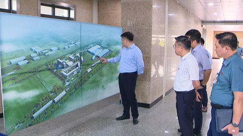 Đoàn giám sát tiến hành khảo sát tại khu Depot Phú Lương của tuyến đường sắt đô thị 2A (Cát Linh - Hà Đông). Ảnh: VH
