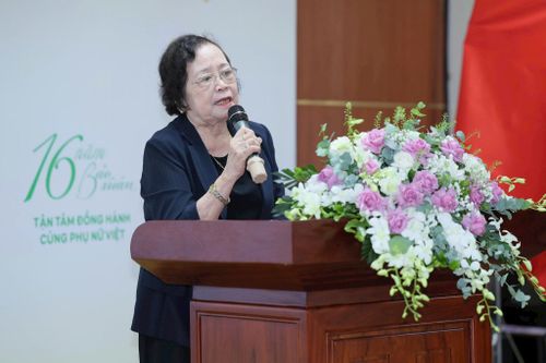 Giáo sư, Tiến sĩ, Thầy thuốc Nhân dân Trần Thị Phương Mai, Chủ tịch Hội Chăm sóc sức khỏe phụ nữ mãn kinh Việt Nam chia sẻ thông tin. Ảnh: Trang Minh