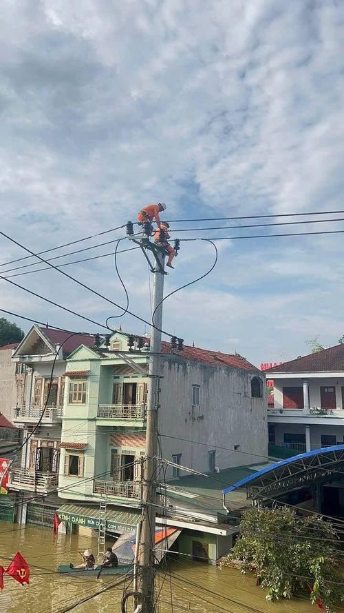 Công ty Điện lực Lạng Sơn nỗ lực khắc phục sự cố do bão số 4 ở các vị trí nước rút, đảm bảo an toàn cấp điện trở lại cho khách hàng.