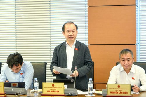 Đại biểu Bùi Hoài Sơn (Đoàn Hà Nội) phát biểu thảo luận tại tổ. Ảnh: Như Ý