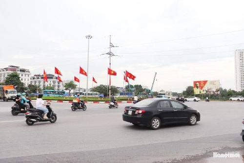 Vòng xuyến đường Xa La - đường trục phía Nam được trang hoàng cờ, pa-nô, hướng tới kỷ niệm 81 năm Quốc khánh. Ảnh: Tuấn Điệp