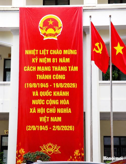 Tấm áp-phích lớn tại sân trụ sở Đảng ủy phường Kiến Hưng chào mừng 81 năm Cách mạng Tháng Tám và Quốc khánh 2-9. Ảnh: Tuấn Điệp