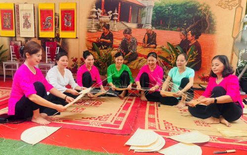 Nghề đan quạt nan ở thôn Chiền, xã Hoài Đức đã được công nhận là Di sản văn hóa phi vật thể của thành phố Hà Nội. Ảnh: Thu Hương