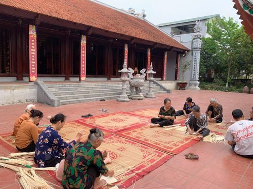 Nghề đan quạt nan có nhiều điều kiện để trở thành một điểm nhấn trong hành trình khám phá văn hóa làng quê Hoài Đức. Ảnh: Thu Hương