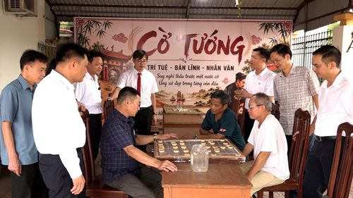 Nhân dân thôn Trinh Tiết chơi cờ tướng tại nhà văn hóa. Ảnh: Biên Phạm