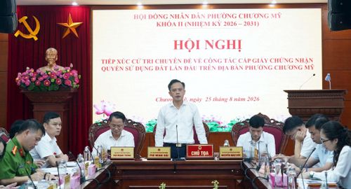 Bí thư Đảng ủy, Chủ tịch HĐND phường Chương Mỹ yêu cầu cả hệ thống chính trị của phường tập trung đẩy nhanh tiến độ cấp sổ đỏ, giải quyết thủ tục hành chính liên quan đất đai. Ảnh: Lan Oanh