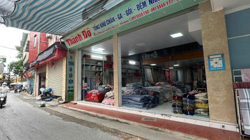 Nhiều cửa hàng ngay từ sáng sớm đã mở cửa bán hàng thu hút khách. Ảnh: PV