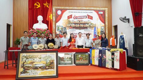 Nhiều sản phẩm làng nghề truyền thống được quảng bá rộng rãi hơn nhờ công nghệ. Ảnh: Duy Anh