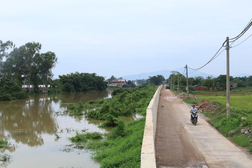 Đập tràn Yên Duyệt trước đây đã được thay thế bằng tường bê tông trên đê tả Bùi chống lũ sông Bùi. Ảnh: Kim Nhuệ
