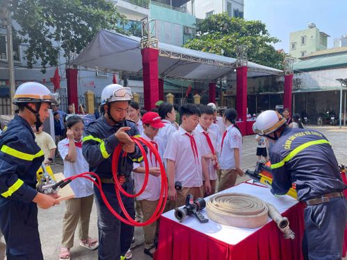 Các em nhỏ hào hứng với trải nghiệm thực tế. Ảnh: Đức Tuấn