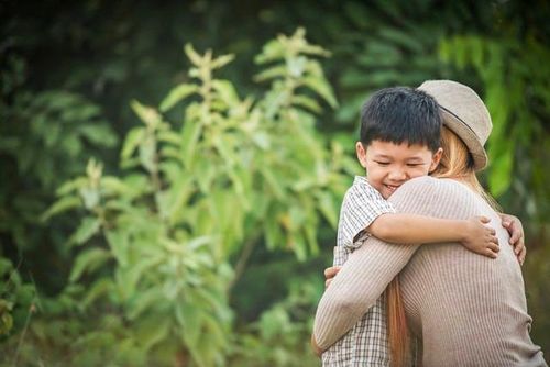 Một trong những điều cần dạy con trẻ đầu tiên chính là biết quan tâm, chăm sóc gia đình. Ảnh minh họa