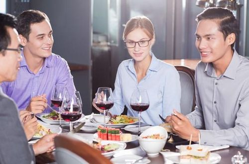 Một bữa cơm vì thế không chỉ đơn thuần là lúc thưởng thức món ăn. Đó còn là cơ hội để quan sát cách một người tôn trọng người khác, kiểm soát cảm xúc và quan tâm đến những người xung quanh. Ảnh minh họa