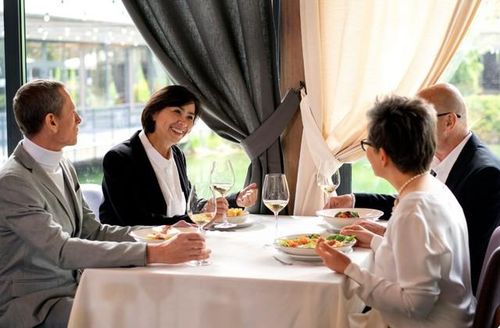 Một người có EQ tốt không nhất thiết phải thuộc lòng hàng loạt quy tắc trên bàn ăn. Điều quan trọng hơn là họ biết quan sát và điều chỉnh hành vi để những người xung quanh cảm thấy thoải mái. Ảnh minh họa