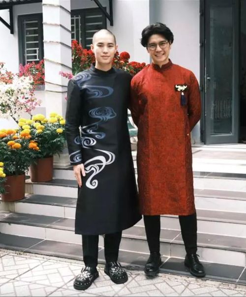 Cũng trong đám cưới của anh trai - Huy Trần với "đả nữ" Ngô Thanh Vân ở Đà Nẵng năm 2022, Đăng Trần lộ diện gây chú ý. Sau đó, trên mạng xã hội, Huy Trần thường xuyên chia sẻ về mối quan hệ thân thiết cùng em trai - Đăng Trần. Mỗi dịp sinh nhật, ông xã Ngô Thanh Vân sẽ đăng tải hình ảnh chúc mừng, nhắc đến tên em trai. Có lần, cả 2 còn cùng nhau quay vlog nấu ăn thu hút hơn 2 triệu lượt xem, được khen vừa đẹp vừa khéo.