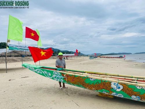 Ông Đậu Xuân Thu hỗ trợ đội đua thuyền của thôn tập luyện. Ảnh: Hùng Trần