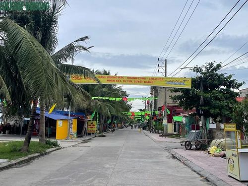  Mỗi con đường lớn, ngõ nhỏ, sân nhà tại làng biển Cảnh Dương đều được trang hoàng bằng cờ Tổ quốc kèm những lá cờ màu xanh, đỏ, tím, vàng. Ảnh: Hùng Trần