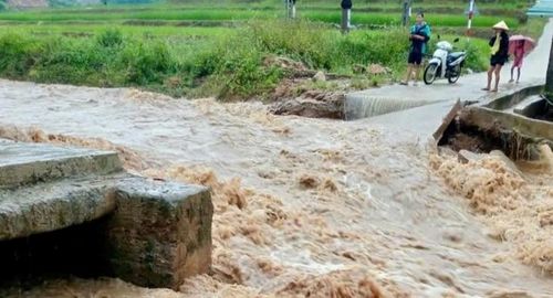 Cầu tràn tuyến đường thôn Pọng - suối Tút, xã Quang Chiểu bị gãy. Ảnh: DVC xã Quang Chiểu.