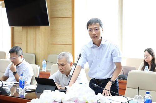 Đại diện lãnh đạo các Vụ, Cục, Viện của Bộ Y tế phát biểu. Ảnh: Trần Minh