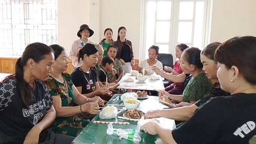 Ban Chỉ đạo xã Yên Na phối hợp Khu điều hành Thủy điện Bản Vẽ nấu cơm phục vụ bà con vùng sơ tán (ảnh: Quỳnh Như).