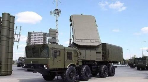 Theo các tài liệu công khai, hệ thống được thiết kế để bổ sung cho S-400 và đảm nhiệm một phần nhiệm vụ phòng thủ tên lửa đạn đạo, với các đạn đánh chặn thuộc dòng 77N6.