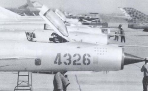 MiG-21 có thân máy bay nhỏ, trọng lượng thấp và sử dụng 1 động cơ. Cánh tam giác giúp nó đạt tốc độ cao, có khả năng leo cao nhanh và phù hợp với nhiệm vụ đánh chặn. Nhược điểm là lượng nhiên liệu và tải trọng vũ khí hạn chế. MiG-21 không được thiết kế để bay hàng giờ trên không hay mang một lượng lớn vũ khí.