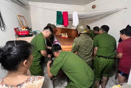 Cán bộ, chiến sĩ Công an phường Sơn Tây cùng lực lượng cơ sở kê cao đồ đạc, giúp một hộ dân hạn chế thiệt hại khi nước tràn vào nhà.