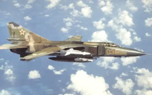 MiG-23 còn phản ánh sự thay đổi trong tư duy tác chiến của Liên Xô. Máy bay không chỉ được yêu cầu lao nhanh tới mục tiêu mà còn phải mang radar mạnh hơn, tên lửa tầm xa hơn và hoạt động trong nhiều điều kiện khác nhau. Vì vậy, MiG-23 có kích thước lớn hơn và được thiết kế xoay quanh nhiệm vụ đánh chặn, thay vì chỉ tối ưu cho không chiến tầm gần.