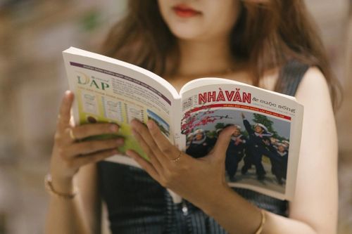  Không chỉ lấp đầy những bức tường trống trong quán cà phê, sách có thể khiến khách ngồi lâu hơn, tạm rời màn hình và tìm thấy người chung sở thích. 
