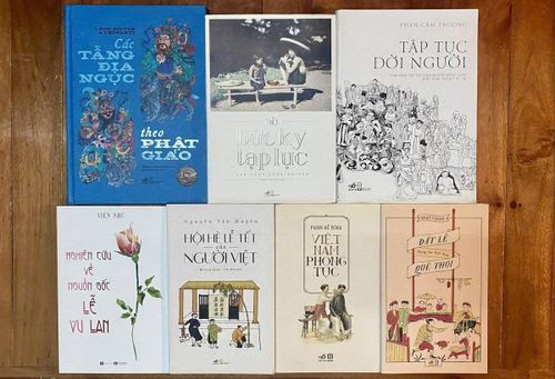  Một số sách đề cập đến các lễ tiết trong ngày rằm tháng 7: Tết Trung nguyên, lễ Vu Lan và Xá tội vong nhân. Ảnh: M.C. 