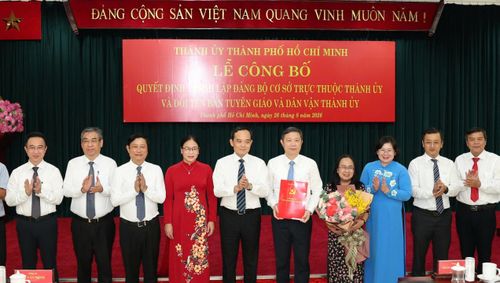  Lãnh đạo TP.HCM trao quyết định đổi tên Ban Tuyên giáo và Dân vận Thành ủy TP.HCM thành Ban Tuyên giáo Thành ủy TP.HCM. Ảnh: Phan Anh.