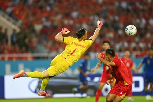 Thầy Kim yêu cầu học trò giữ bình tĩnh, tránh bị cuốn vào lối chơi của đối phương. Ảnh: Việt Linh, Anh Tiến.