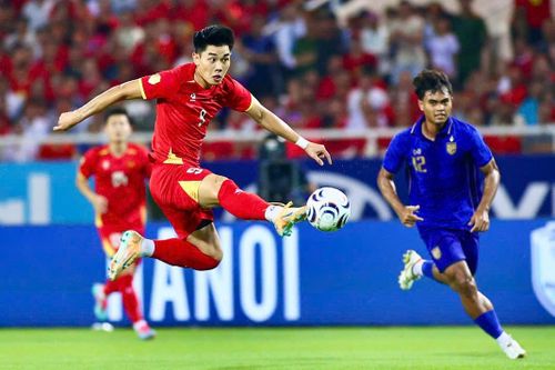 Tuyển Việt Nam chịu tổn thất từ sớm. Ảnh: Việt Hà, Anh Tiến.