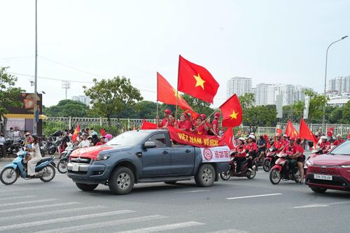  Từ khoảng 16h30, các tuyến đường hướng về sân Mỹ Đình bắt đầu đông phương tiện. Trên đường Lê Quang Đạo, Phạm Hùng, Châu Văn Liêm, từng đoàn xe máy nối nhau di chuyển, nhiều xe cắm cờ Tổ quốc phía sau. Ảnh: Trần Hiền. 