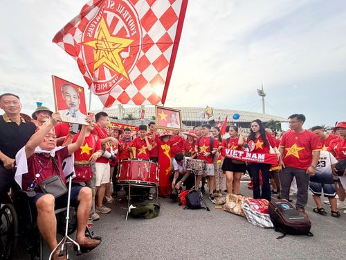  Sau chiến thắng 2-0 của học trò HLV Kim Sang-sik ở trận lượt đi tại Thái Lan ngày 21/8, người hâm mộ mong mỏi chứng kiến đội tuyển Việt Nam bảo vệ chức vô địch. Toàn bộ vé trực tuyến đã được bán hết chỉ trong vài giờ sau khi mở bán. Ảnh: Anh Tiến. 