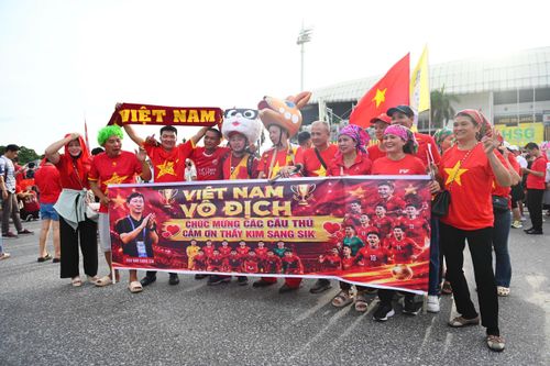  Sau 2-0 ở lượt đi, cổ động viên Việt Nam có thêm lý do để chờ đợi một đêm ăn mừng ở sân Mỹ Đình. Thái Lan nhiều khả năng phải chơi tấn công để tìm bàn gỡ, trong khi Việt Nam có thể chọn cách nhập cuộc thận trọng hơn. Với lợi thế đang có, kịch bản đội tuyển giữ vững khoảng cách và khép lại trận chung kết bằng chức vô địch là điều được nhiều người kỳ vọng. Ảnh: Viết Huy. 
