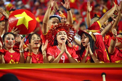  Không khí cuồng nhiệt bên trong sân vận động Mỹ Đình trước giờ bóng lăn. Ảnh: Anh Tiến. 