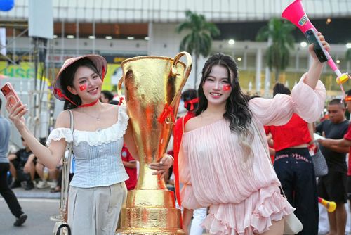 Yến Nhi và Lan Ly tranh thủ chuẩn bị từ trưa để gặp nam cầu thủ yêu thích là Đình Bắc. Ảnh: Trần Hiền. 