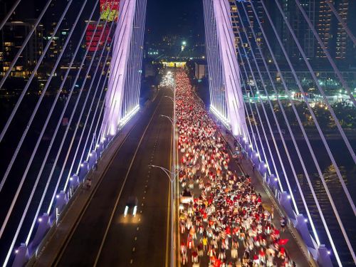 Khung cảnh dòng người đi bão từ đường Tôn Đức Thắng hướng về phía phường An Khánh, chật kín trên cầu Ba Son. Ảnh: Quỳnh Danh.