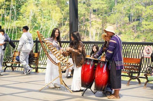 Du khách tìm hiểu về nhạc cụ đồng bào các dân tộc Tây Nguyên