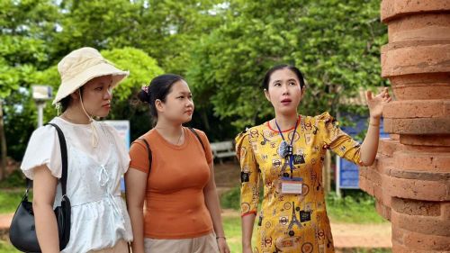 Du khách tham quan, tìm hiểu về di tích lịch sử vùng đất