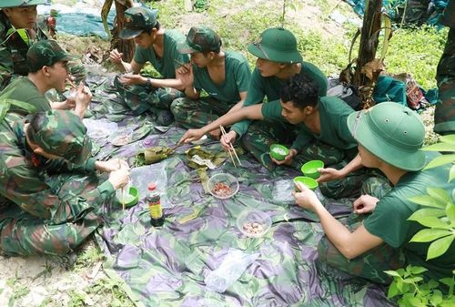 Bữa ăn giữa rừng của lực lượng tìm kiếm, cất bốc hài cốt liệt sĩ