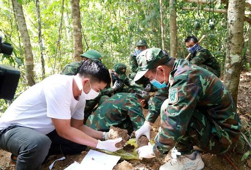 Lực lượng chức năng tỉnh Khánh Hòa và xã Vạn Ninh tổ chức tìm kiếm, cất bốc 4 hài cốt liệt sĩ tại núi Hòn Chảo