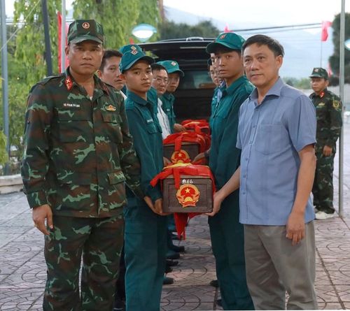Đưa các liệt sĩ về với đồng đội