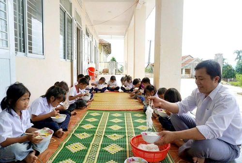 Ngoài dạy chữ, thầy Trần Thanh Hà còn chăm lo từng bữa ăn cho học sinh