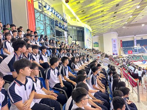 Các em học sinh đam mê TDTT chăm chú theo dõi tại Lễ khai mạc
